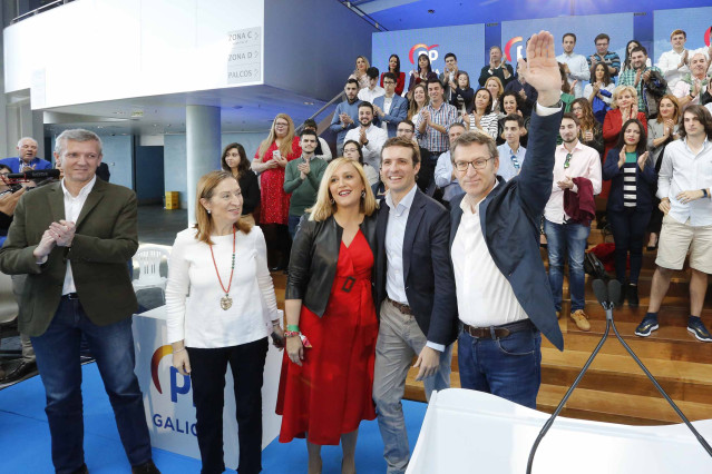 Acto de entrega a los carnets a nuevos afiliados del PP en Vigo con el president