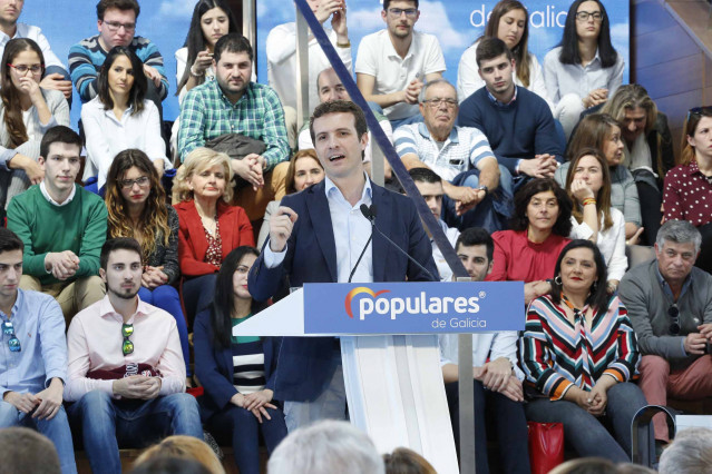 Acto de entrega a los carnets a nuevos afiliados del PP en Vigo con el president