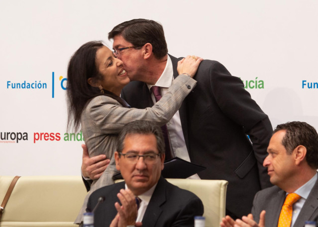 La presidenta del Parlamento andaluz, Marta Bosquet, participa en los desayunos