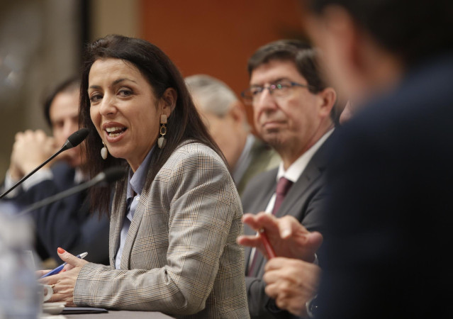 La presidenta del Parlamento andaluz, Marta Bosquet, participa en los desayunos