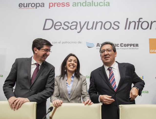 La presidenta del Parlamento andaluz, Marta Bosquet, participa en los desayunos