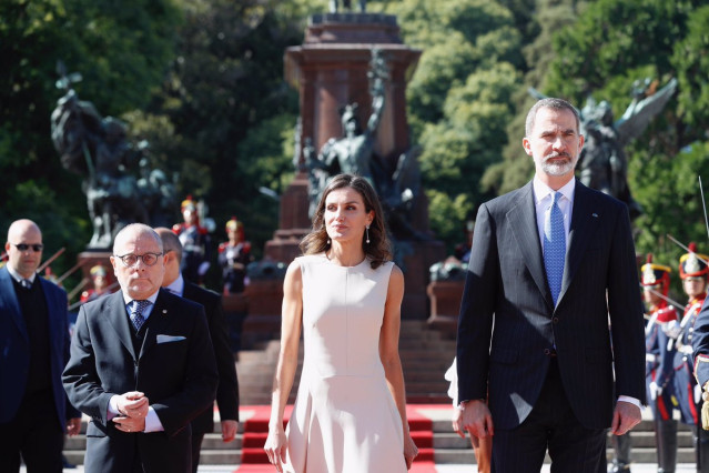 Los Reyes inician un viaje de Estado a la República Argentina acompañados del mi