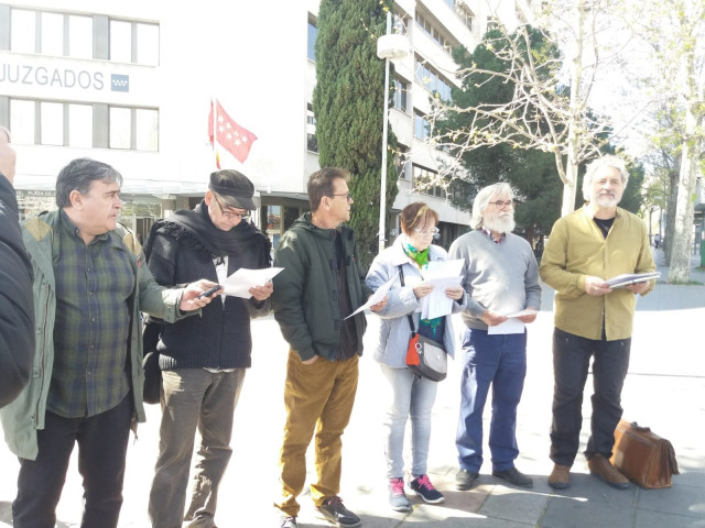 El escritor Manuel Rivas y otras 28 personas se 