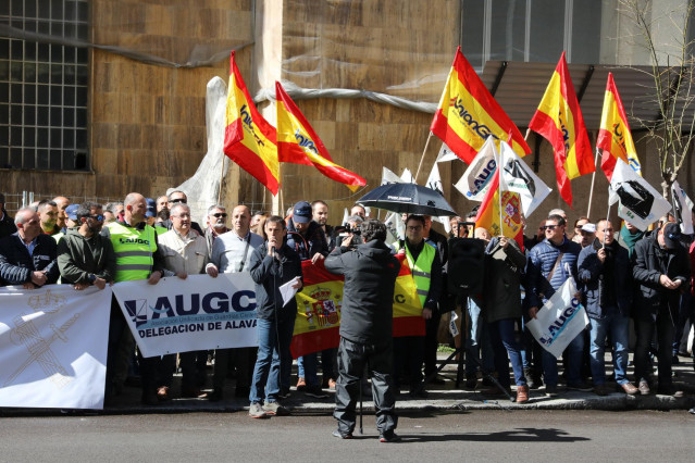 Varias asociaciones de la Guardia Civil protestan frente a la Dirección General