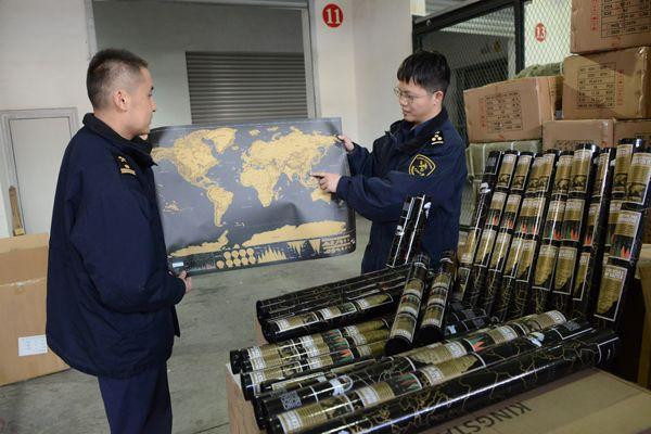 Funcionarios de aduanas chinos indican la ubicaciu00f3n de Taiwu00e1n en un mapa confiscado en Hangzhou