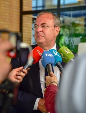 AV.- Monago tilda a Rivera de 