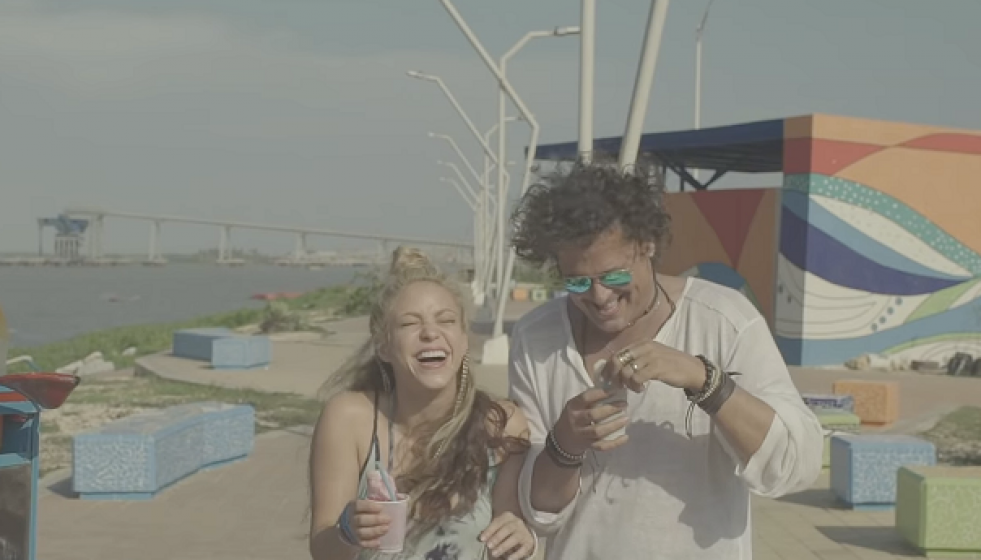 Shakira y CArlos Vives en el videoclip de La Bicicleta