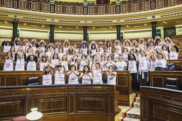 Diputadas de Unidos Podemos en el Congreso con camisetas de la huelga feminista
