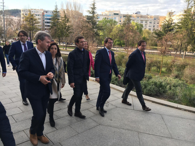 28A.- Casado Promete Una 