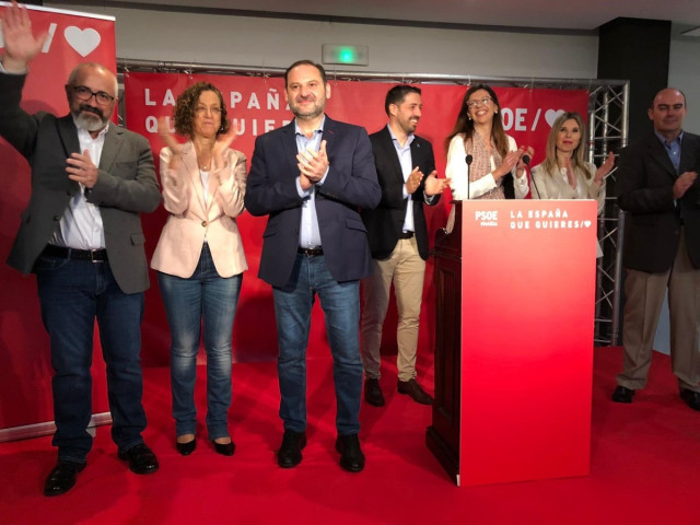 28A.- Ábalos Dice Que Casado Y Rivera 