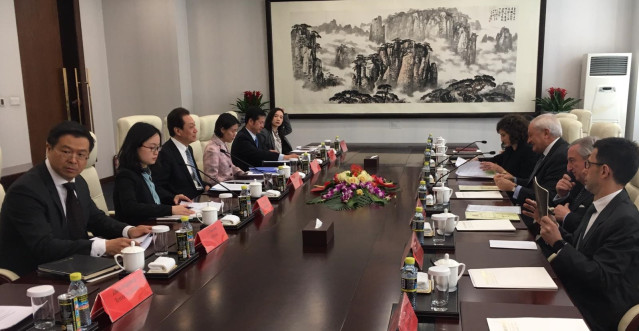 Gobierno pide a China mejor trato para empresas españolas y aspira a reducir los