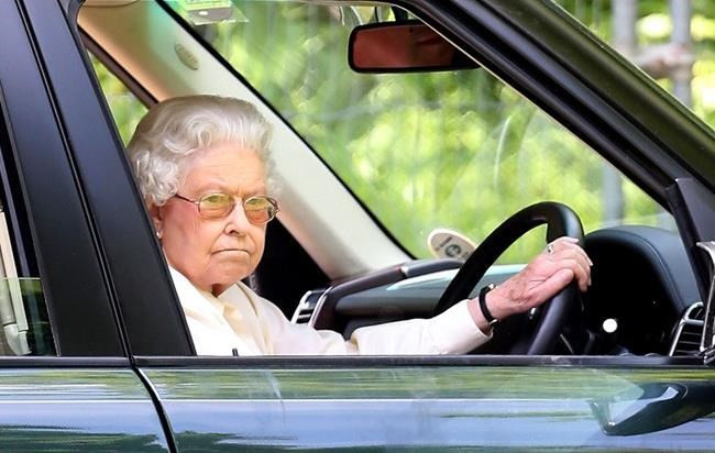 La reina Isabel II conduciendo