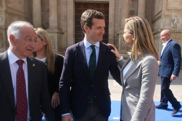 El presidente del PP, Pablo Casado, se hace una foto de familia con la candidatu