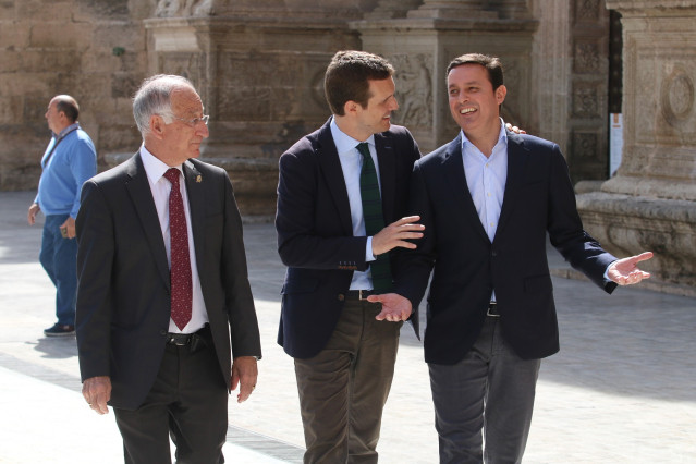 El presidente del PP, Pablo Casado, se hace una foto de familia con la candidatu