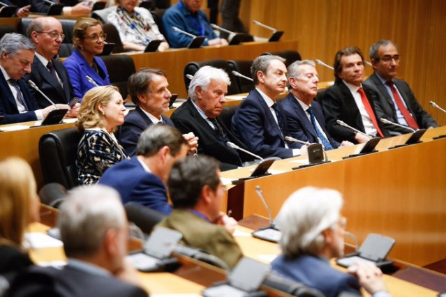 Zapatero, Felipe González y Bono respaldan a Duran en la presentación de sus mem