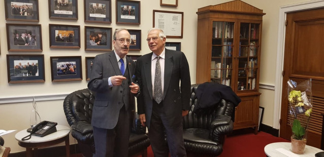 Borrell analiza con John Bolton cómo afrontar la 