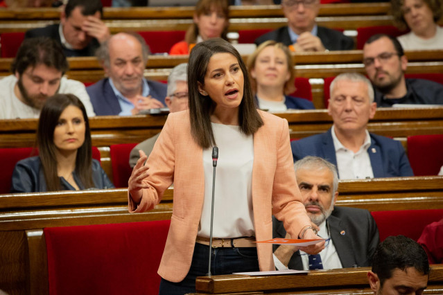 Los vicepresidentes del Parlament se enzarzan en una discusión en el pleno