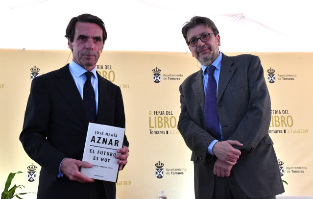 Ayuntamiento De Tomares. Nota De Prensa Y Fotografías: José María Aznar Presentó