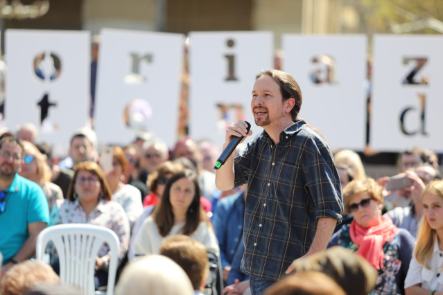 El secretario general de Podemos, Pablo Iglesias, participa en un encuentro con