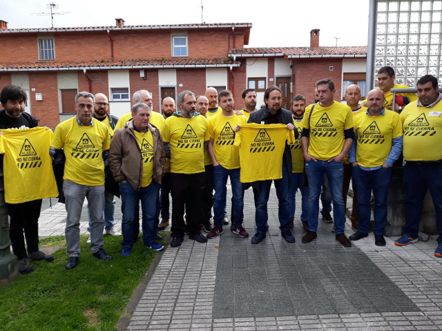 Pablo Iglesias (Podemos) junto a representantes del Comité de empresa de Alcoa