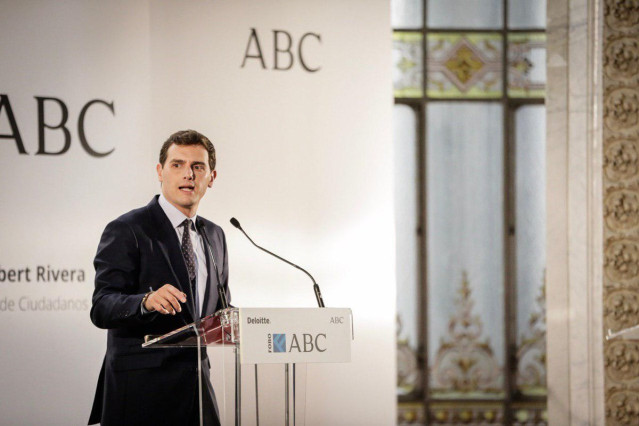 Rivera acusa a Podemos de pretender 