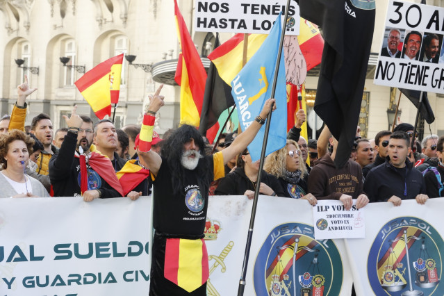 Policías y guardias civiles de Jusapol presionan ante el Congreso por la equipar