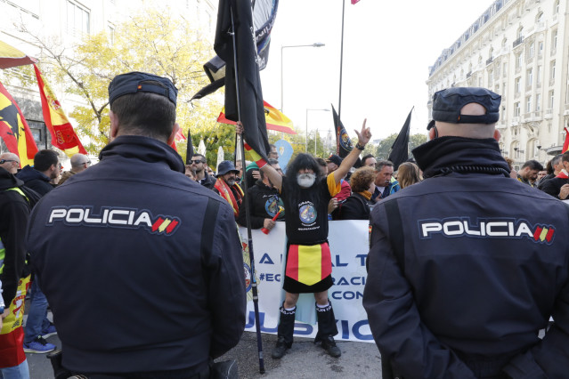 Policías y guardias civiles de Jusapol presionan ante el Congreso por la equipar