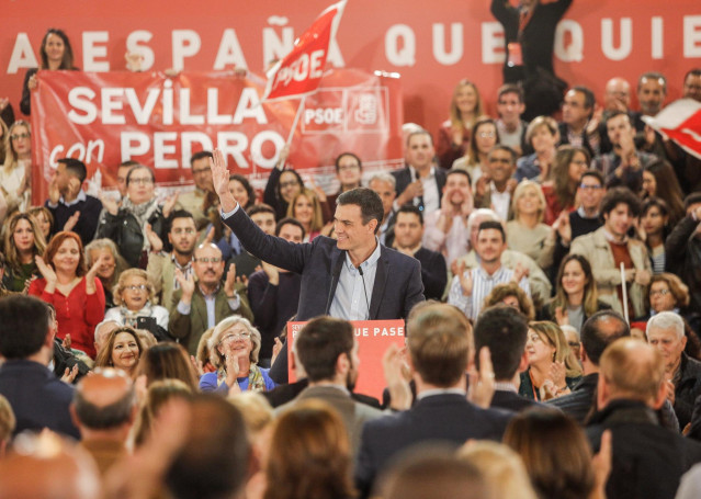 El presidente del Gobierno, Pedro Sánchez, participa en un mítin junto a la secr