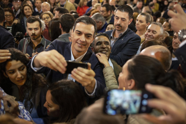 El presidente del Gobierno, Pedro Sánchez, participa en un mítin junto a la secr