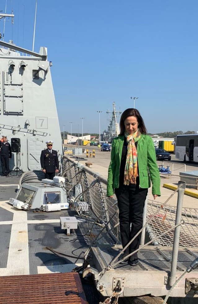 Cádiz.- Robles ensalza la proyección y el compromiso de las Fuerzas Armadas en l