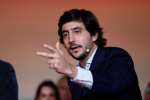 Componentes de Ciudadanos participan en una charla-coloquio sobre economía