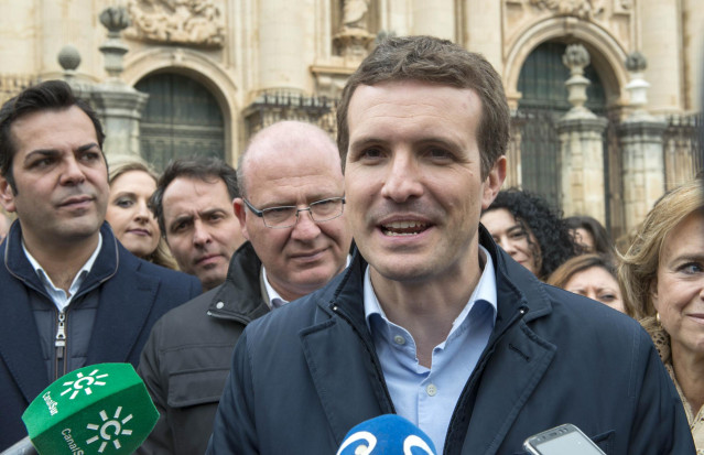 Pablo Casado pasea por el centro de Jaén