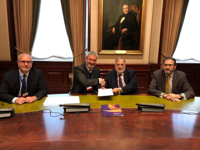 Sociedad Civil Catalana estrecha lazos con exparlamentarios de varios partidos p