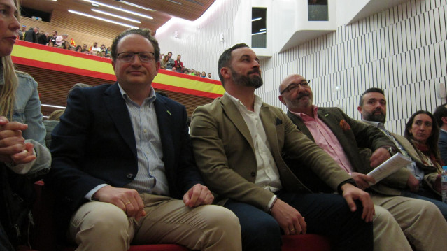 Abascal avisa a PP y Cs que habrá 