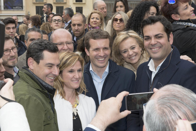 Pablo Casado pasea por el centro de Jaén