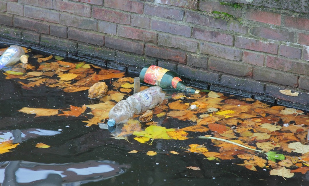 Botellas de plu00e1stico flotando en un ru00edo