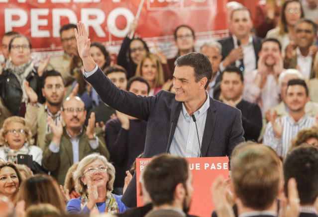 El presidente del Gobierno, Pedro Sánchez, participa en un mítin junto a la secretaria general del PSOE-A, Susana Díaz