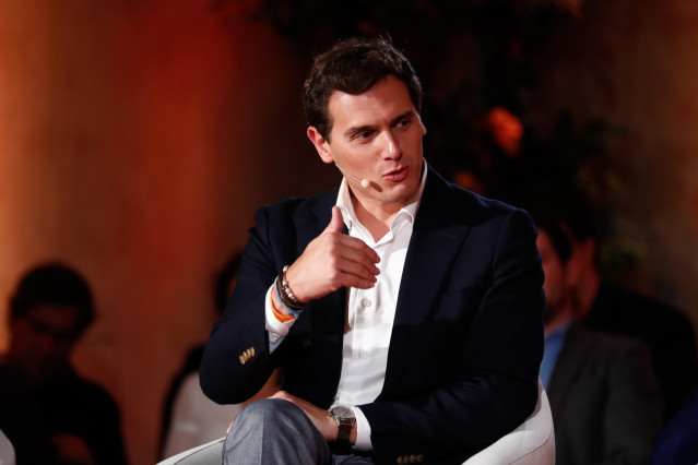 Componentes de Ciudadanos participan en una charla-coloquio sobre economía