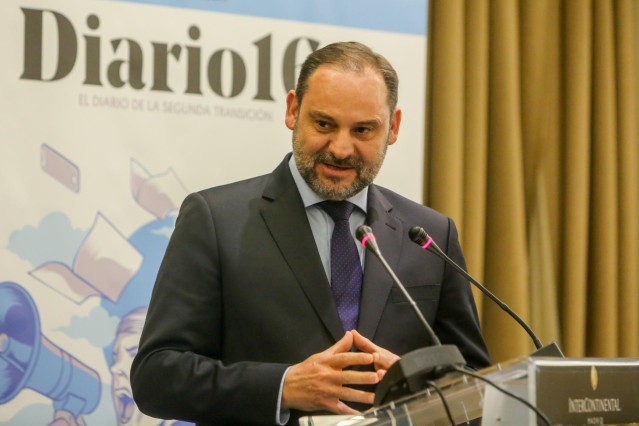 José Luis Ábalos recibe el premio a Mejor Ministro en el acto Distinciones Diario 16