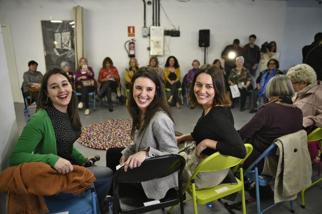 La número dos de Unidas Podemos al Congreso por Madrid, Irene Montero, se reúne con mujeres pensionistas procedentes de diversos colectivos