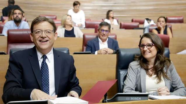 Vinos, uvas, corbatas, plantas y camisetas, entre los regalos a Puig y Oltra en la recta final de la legislatura