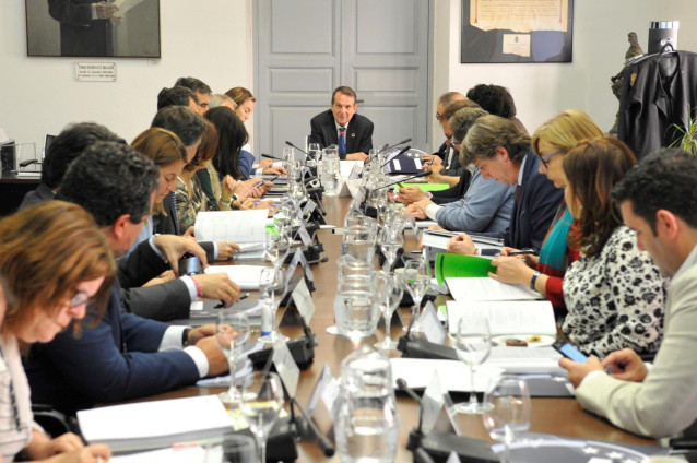 Hacienda anuncia a la FEMP que permitirá a los ayuntamientos invertir el superávit de 2018