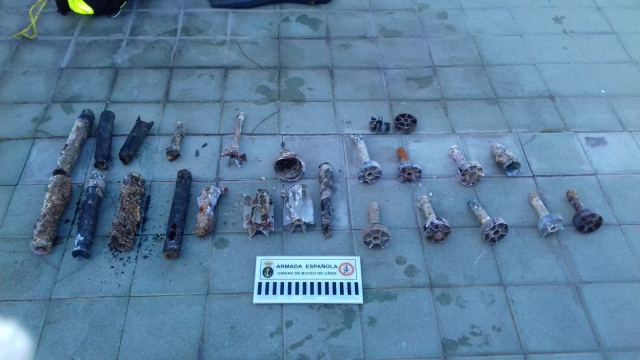 La Armada identifica, neutraliza y retira diversos proyectiles en la playa de Horcas Coloradas de Melilla