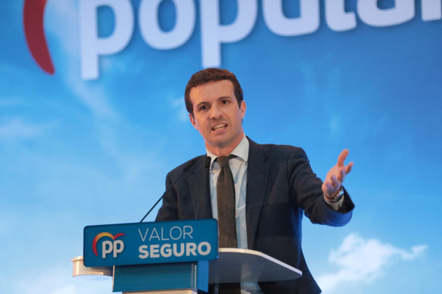 Pablo Casado clausura en un mitin con simpatizantes del PP vasco en Vitoria