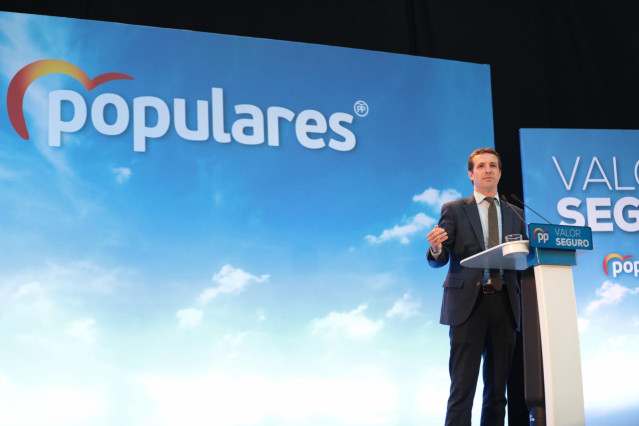 Pablo Casado clausura en un mitin con simpatizantes del PP vasco en Vitoria