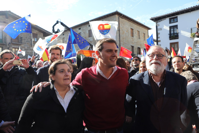 Albert Rivera, Beatriz Sánchez y Fernando Savater, en Alsasua.