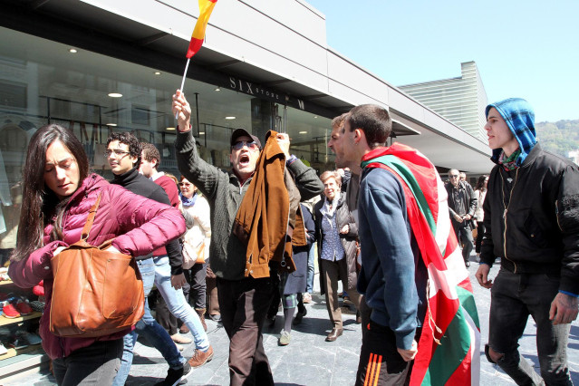 Entrentamientos entre concentrados contra el mitin de Vox en San Sebastián y simpatizantes del partido
