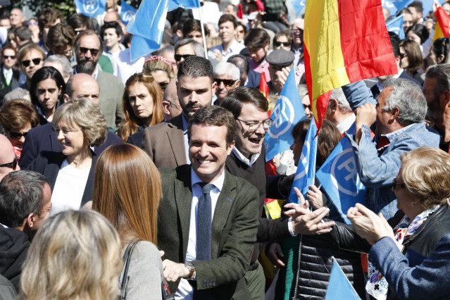 VÍDEO: Más de 2.000 personas aplauden a Casado en su acto central en la plaza de San Pablo de Valladolid