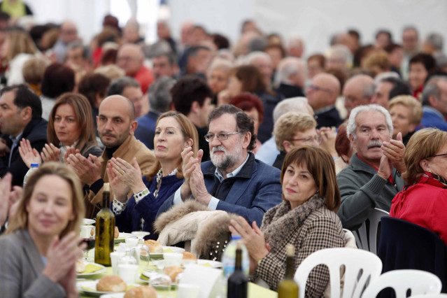 El expresidente del Gobierno Mariano Rajoy arropa a la candidata al Congreso Ana Pastor en un acto de los populares en Mos (Pontevedra)