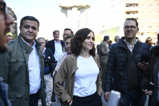 Representantes del PP de Madrid inauguran las  'caravanas populares', los autobuses de campaña del Partido Popular, frente al Wizink Center